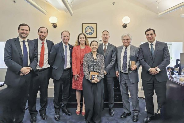 <p>Los representantes del USTR, Daniel Watson y Raquel Silva, con la delegación compuesta por Sofofa, Frutas de Chile, Molymet y SalmonChile.</p>