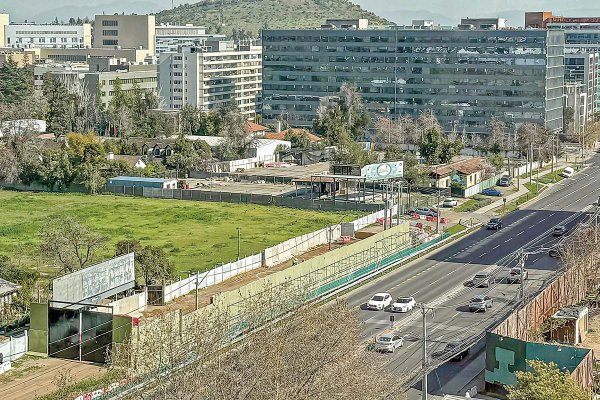 <p>Esquina de Avenida Las Condes con Lo Fontecilla, donde podría emplazarse uno de los nuevos mercados urbanos de Territoria.</p>