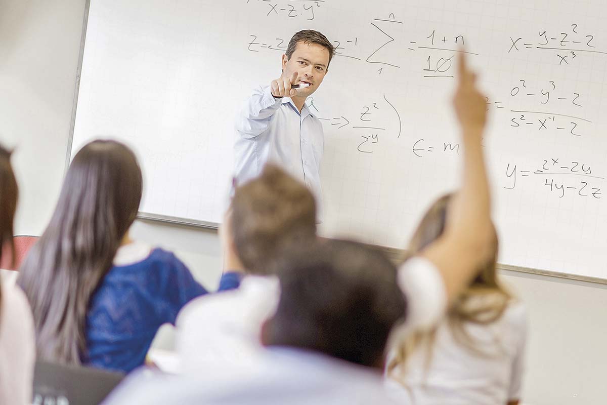 <p>Brecha entre sueldos de profesores y trabajadores con educación superior en Chile es más alta que el promedio de la OCDE</p>