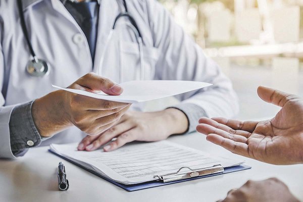 <p>¿Se puede viajar con licencia médica? Los opuestos pronunciamientos de la Justicia en Chile</p>