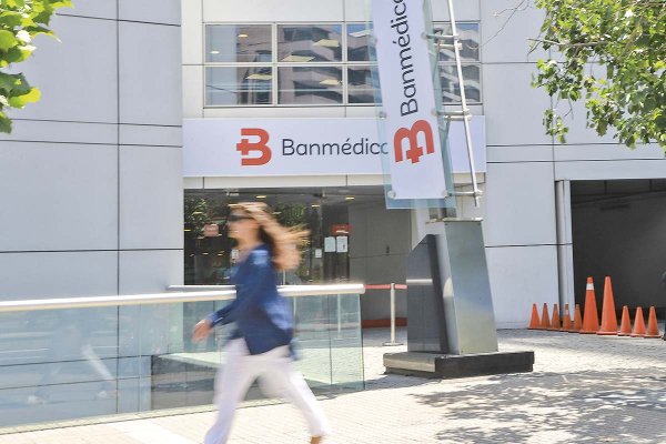 Antiguos controladores de Cruz Blanca se suman a los interesados en venta de Banmédica