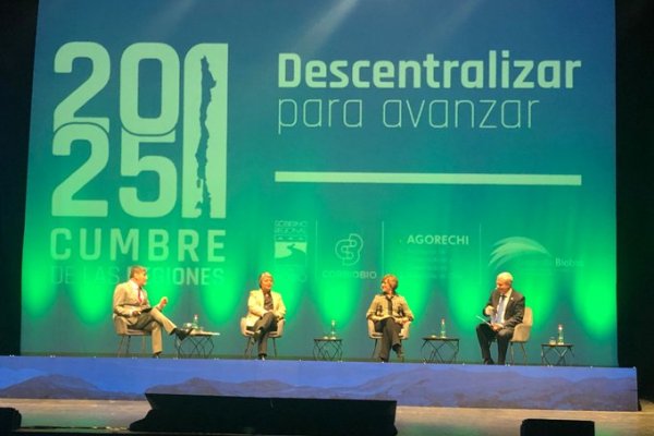 <p>Todo listo: así será esta noche el primer debate televisivo de los ocho candidatos a La Moneda</p>
