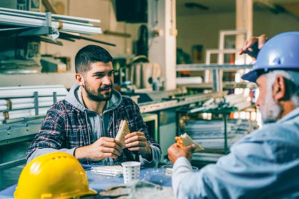 <p>Trabajo y almuerzo: 73% dice que una alimentación sana influiría en su rendimiento, pero casi la mitad deja de comer por la carga laboral</p>
