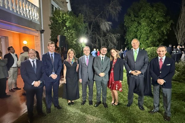 Chile Day debuta en Madrid con una concurrida recepción en casa del embajador Velasco
