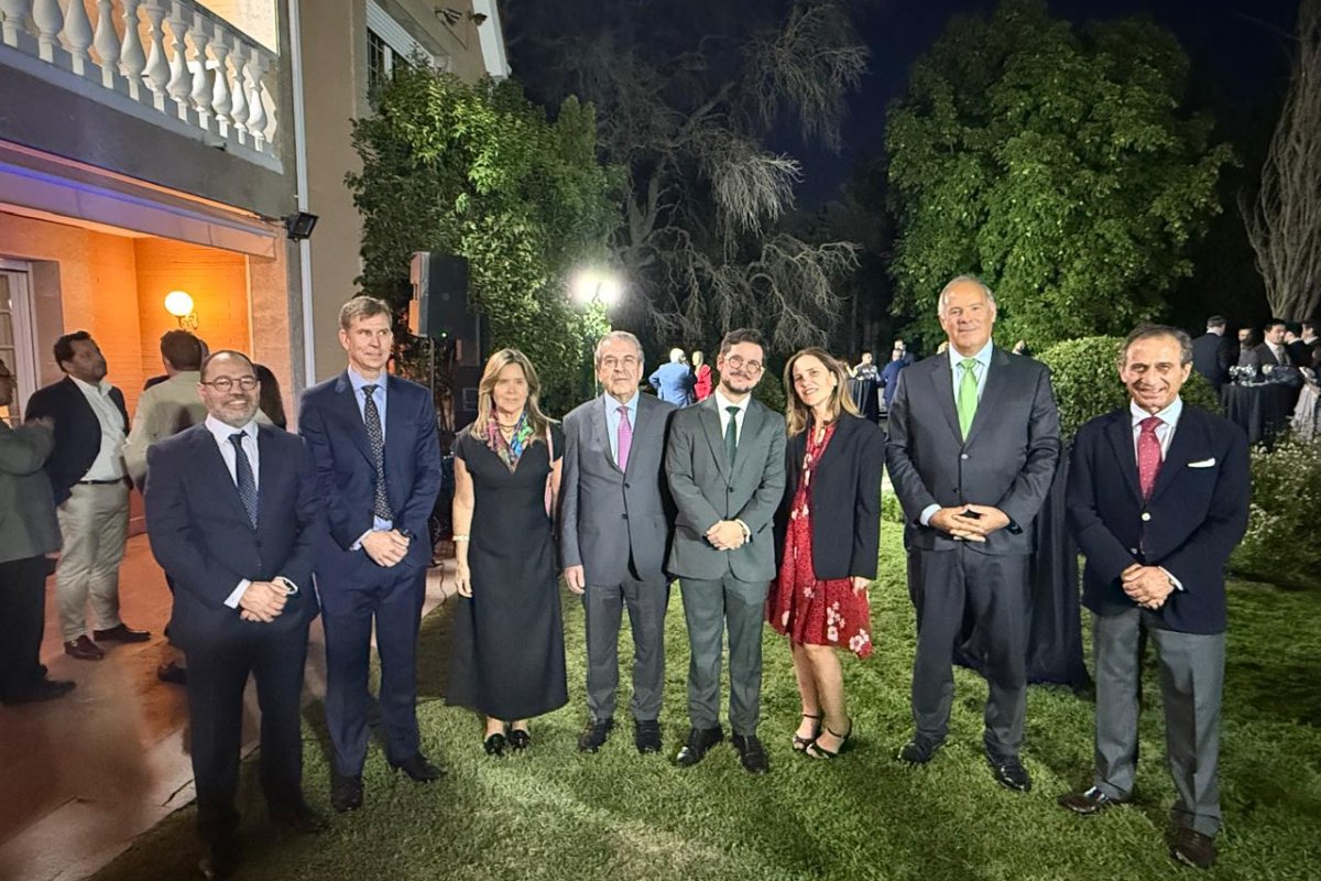 <p>Cristóbal Torres de Inbest Chile; Andrés Trautmann, CEO de Banco Santander en Chile; Gina Ocqueteau, presidenta de SQM; expresidente Eduardo Frei; Javier Velasco, embajador de Chile en España; Magdalena Piñera; Miguel Ángel García presidente de la Cámara Española de Comercio; y Mario Ruiz-Tagle, CEO de Iberdrola. </p>
