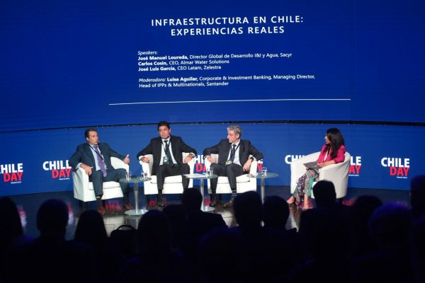 <p>De izquierda a derecha: Carlos Cosin, José Manuel Loureda y José Luis García.</p>