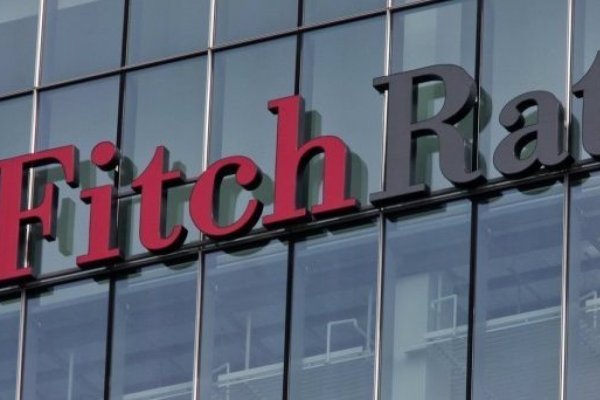 Fitch recorta calificación de Francia un nivel a A+ en medio de crisis fiscal que mantiene en vilo al gobierno
