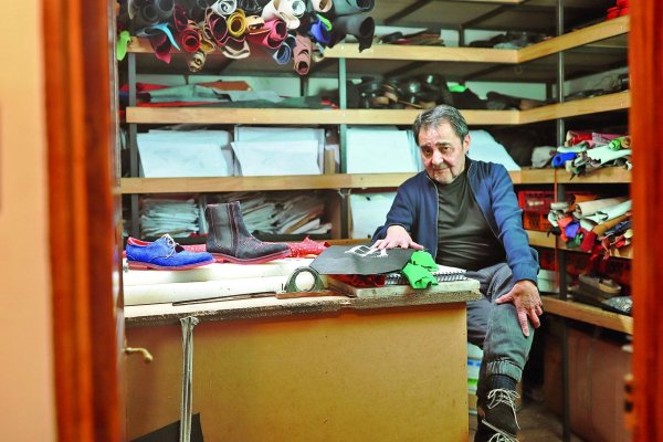 Con taco para Bachelet, sin cordones para Boric y botas con flecos para Bolocco: Los recuerdos del zapatero Patricio Arévalo