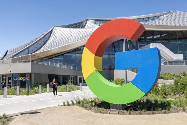 <p>Alphabet, matriz de Google, alcanza por primera vez la marca de los US$ 3 billones en capitalización de mercado</p>