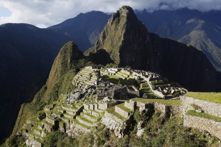 <p>Cientos de turistas quedan varados tras suspensión de tren que va hacia Machu Picchu en Perú por protestas</p>