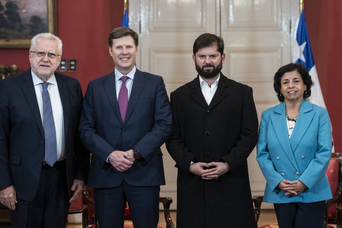<p>De izq. a der.: Máximo Pacheco, Duncan Wanblad, Gabriel Boric y Aurora Williams.</p>