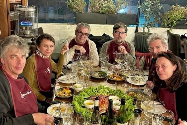 La distendida comida de Mario Marcel y Carolina Tohá junto a un grupo de amigos en el restaurante Squella
