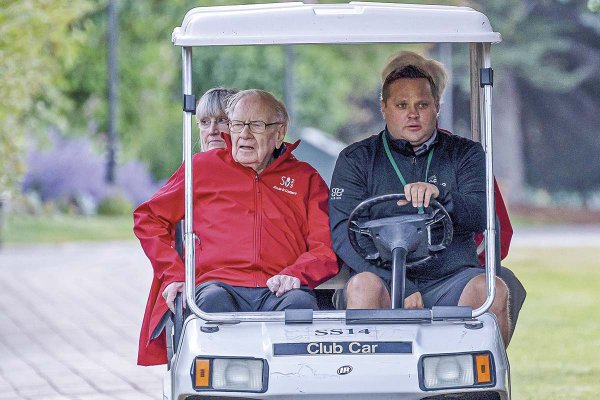 Las acciones de BYD caen tras informe de que Buffett vendió toda su participación en el fabricante chino de autos eléctricos