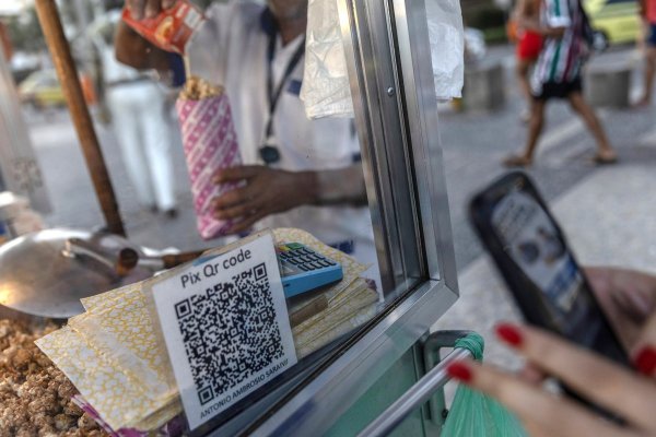 Trump apoya a Visa y Mastercard y pone en la mira a la popular plataforma de pagos Pix en Brasil