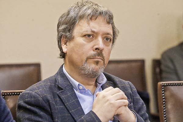 <p>Gobierno arremete contra empresas involucradas en colusión de la centolla y dice que "al menos 2.000 familias" fueron afectadas anualmente</p>
