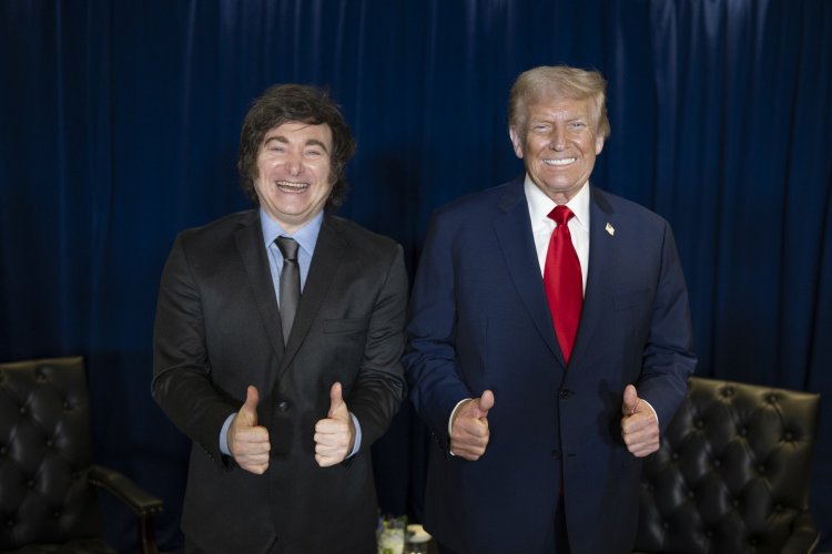 <p>Sigue el apoyo a Milei: EEUU negocia una línea de swap de US$ 20.000 millones y podría dar un préstamo de "estabilización cambiaria"</p>