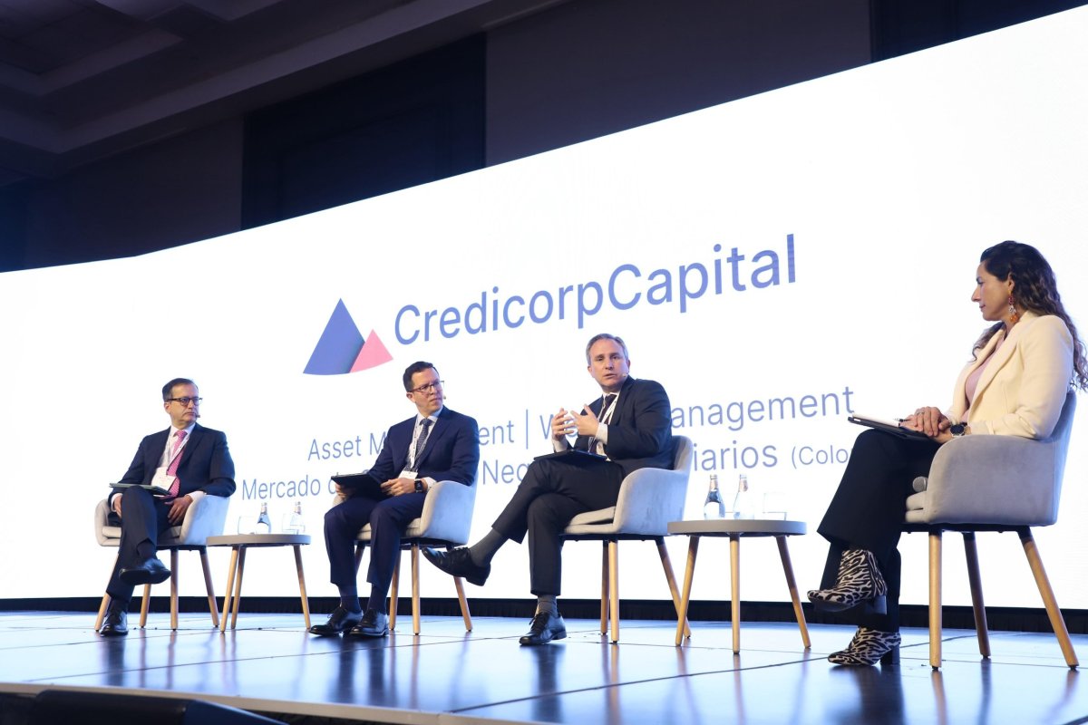 <p>En el primer panel del encuentro participaron el CEO de Cuprum, Martín Mujica (tercero de izquierda a derecha en la foto); la presidenta de la AAFP, Paulina Yazigi; y ejecutivos de la industria de Perú y Colombia. Foto: Julio Castro</p>