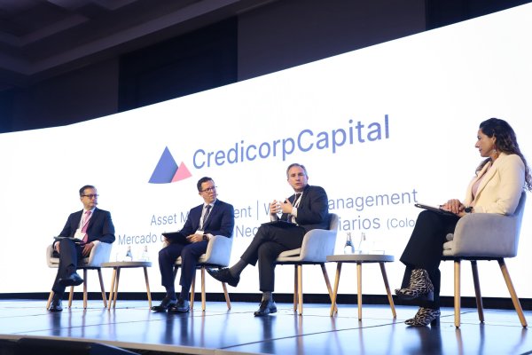 <p>En el primer panel del encuentro participaron el CEO de Cuprum, Martín Mujica (tercero de izquierda a derecha en la foto); la presidenta de la AAFP, Paulina Yazigi; y ejecutivos de la industria de Perú y Colombia. Foto: Julio Castro</p>