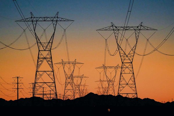 Minera del grupo Luksic vende sus líneas de transmisión eléctrica por casi US$ 70 millones