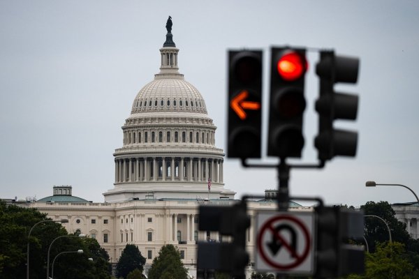 Trump amenaza con "un montón" de despidos a medida que se acerca la fecha límite para el cierre del gobierno en EEUU