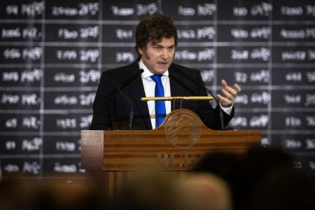 Pesos, acciones y bonos argentinos sufren en medio de preocupaciones por rescate de EEUU
