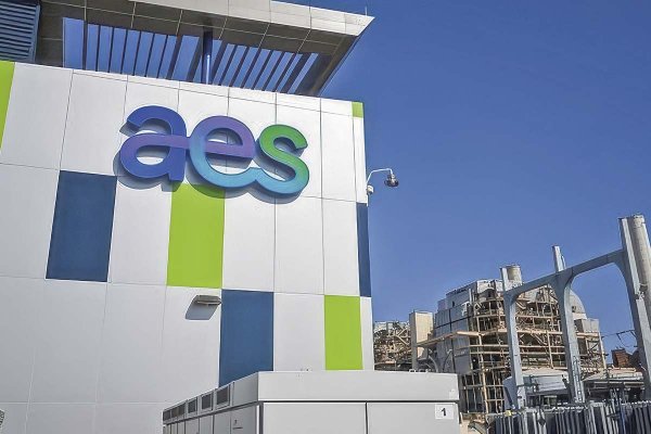Firma ligada a BlackRock está cerca de acordar la compra de AES por US$ 38 mil millones en una de las mayores adquisiciones en la historia del sector