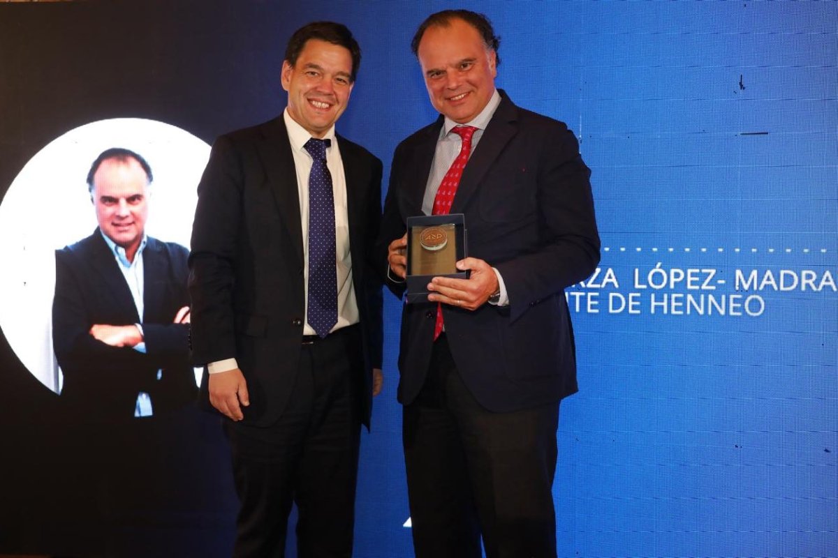 <p>El presidente de la ANP, José Tomás Santa María, entregando el Premio Libertad de Expresión 2025 a Fernando de Yarza López-Madrazo. </p>