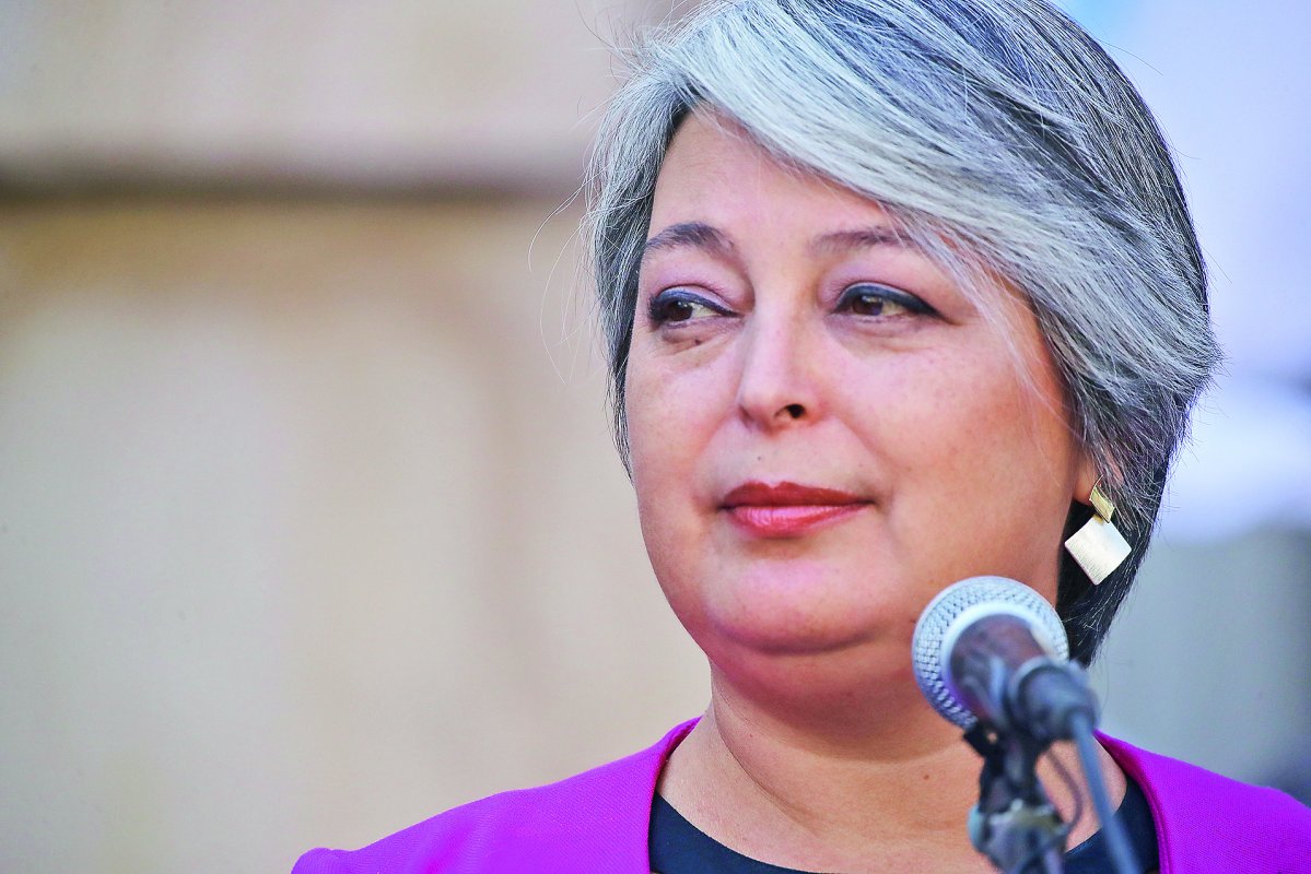 <p>Límites a uso de la UF y nuevos contratos para bajar cuentas de la luz: Jara adelanta propuestas que sumará a su programa final</p>