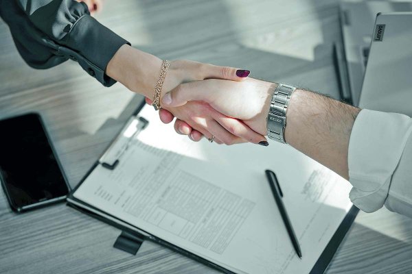 Alianzas entre holdings empresariales y actores financieros: la fórmula que crece en Chile para adquirir activos