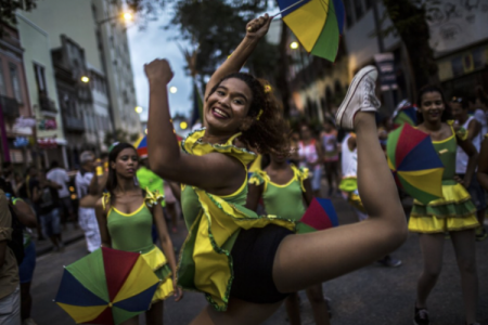 Brasil en alerta: alcohol adulterado deja decenas de intoxicados y da duro golpe a industria de licores y turismo