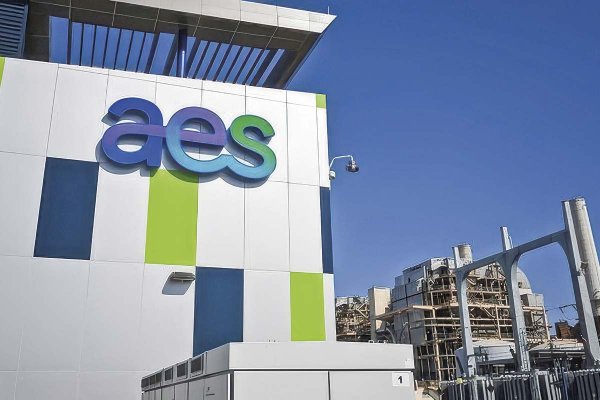 Por qué la compra de AES volvería a poner a BlackRock bajo la lupa de la FNE
