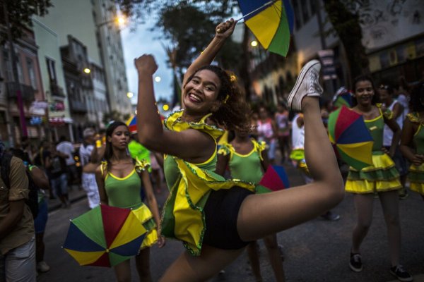Si piensas visitar Brasil, cuidado con lo que bebes: alcohol adulterado deja decenas de intoxicados y da duro golpe a industria de licores, bares y turismo