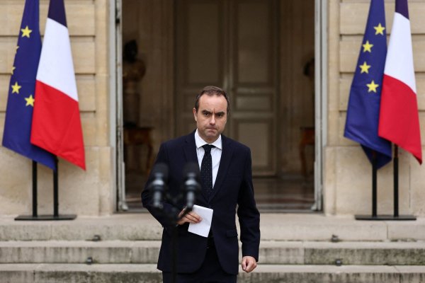 Primer ministro francés dimite menos de un mes después de su nombramiento