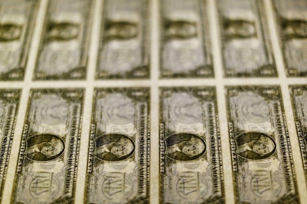 <p>Dólar cierra a la baja en el mercado cambiario chileno por toma de ganancias</p>