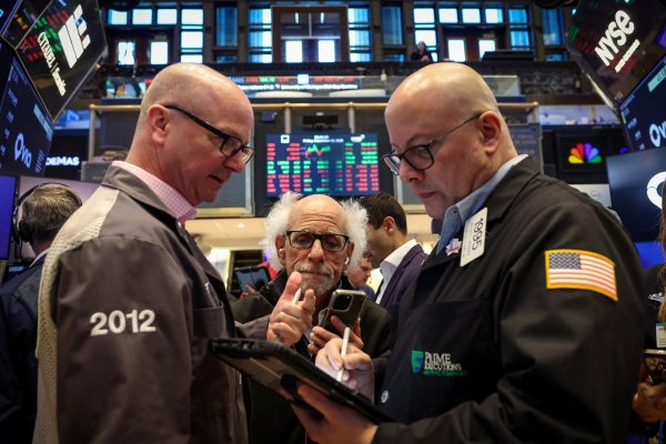 <p>Wall Street marca nuevo récord y acumula su mejor racha desde mayo impulsado por acuerdo en IA, mientras IPSA prolonga sus caídas</p>