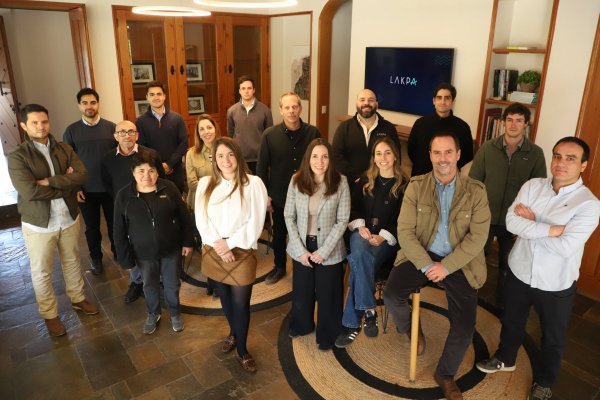 <p>El equipo de Lakpa en su totalidad, liderado por su gerente general, Matías Correa, que junto a Diego Tirado y Rodrigo Arriagada son socios y fundadores de la firma. Foto: Julio Castro</p>