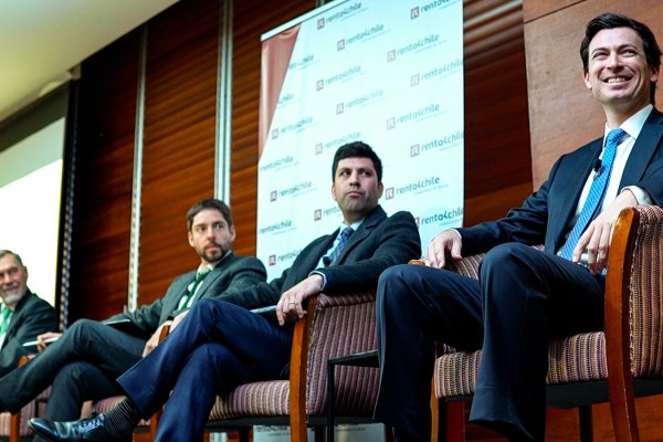 <p>Luis Eduardo Escobar, Juan José Obach, Víctor Espinoza y Tomás Bunster fueron los representantes de las candidaturas de Jara, Matthei, Kaiser y Kast en seminario de Renta4.  </p>