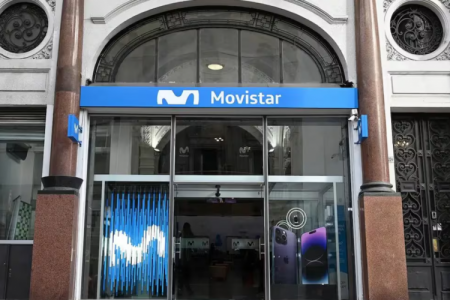 Telefónica oficializa su salida de Uruguay y aumentan las versiones de venta en Venezuela