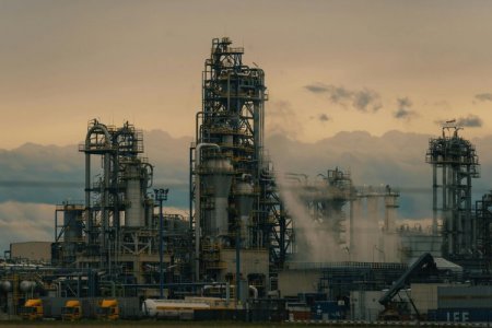 Eni y argentina YPF firman acuerdo de ingeniería para proyecto de GNL desde Vaca Muerta