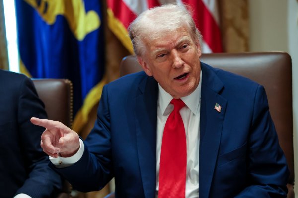 <p>Trump pasa rápidamente a cumplir sus amenazas y anuncia aranceles adicionales de 100% a China y controles a exportaciones tecnológicas</p>