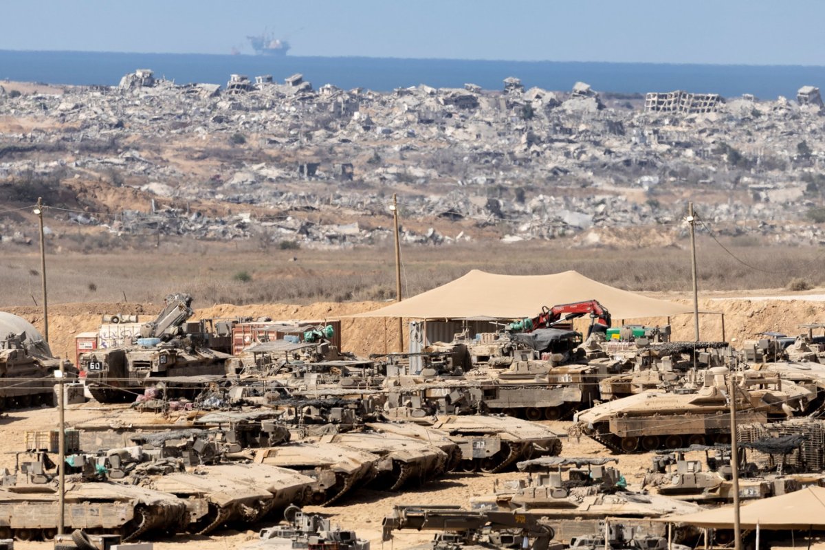<p>Tropas israelíes estacionadas cerca de la frontera entre Israel y la Franja de Gaza el 11 de octubre.</p>