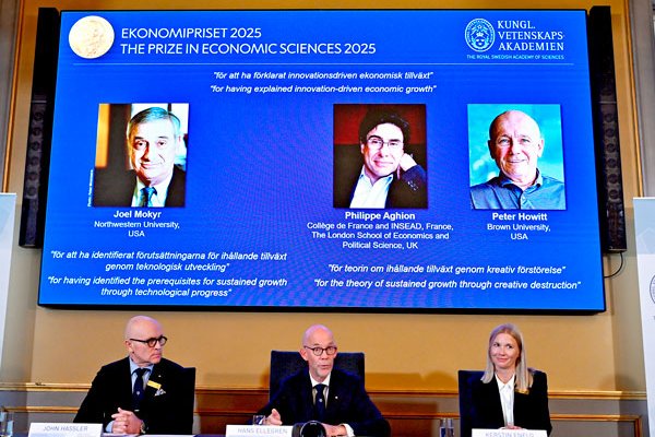 <p>Los representantes de la Real Academia Suecia de Ciencias: John Hassler, Hans Ellegren y Kerstin Enflo. Foto: Reuters</p>
