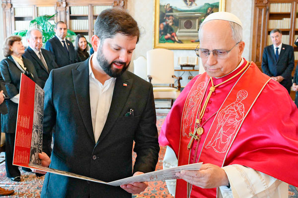 Presidente Boric invita a Papa León XIV a visitar Chile tras reunión en el Vaticano