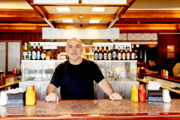 Carlo Siri, dueño de la Antigua Fuente (exfuente Alemana): “La película es el lado B del estallido, que se ha intentado romantizar y eran puros delincuentes”