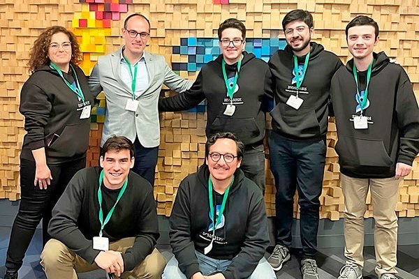 <p>Cristóbal Langdon (de pie y con chaqueta), junto al equipo de Speaknosis.</p>