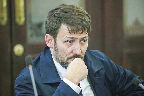 <p>Error en cuentas de la luz: Jara y Matthei afirman que ya le hubieran pedido la renuncia al ministro Pardow</p>