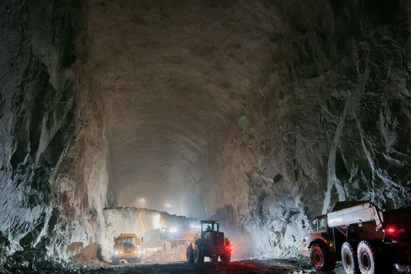 Una maratón a más de mil metros bajo tierra y un posible récord Guinness: el desafío del CEO de Teck junto a la chilena Andrea Cornejo