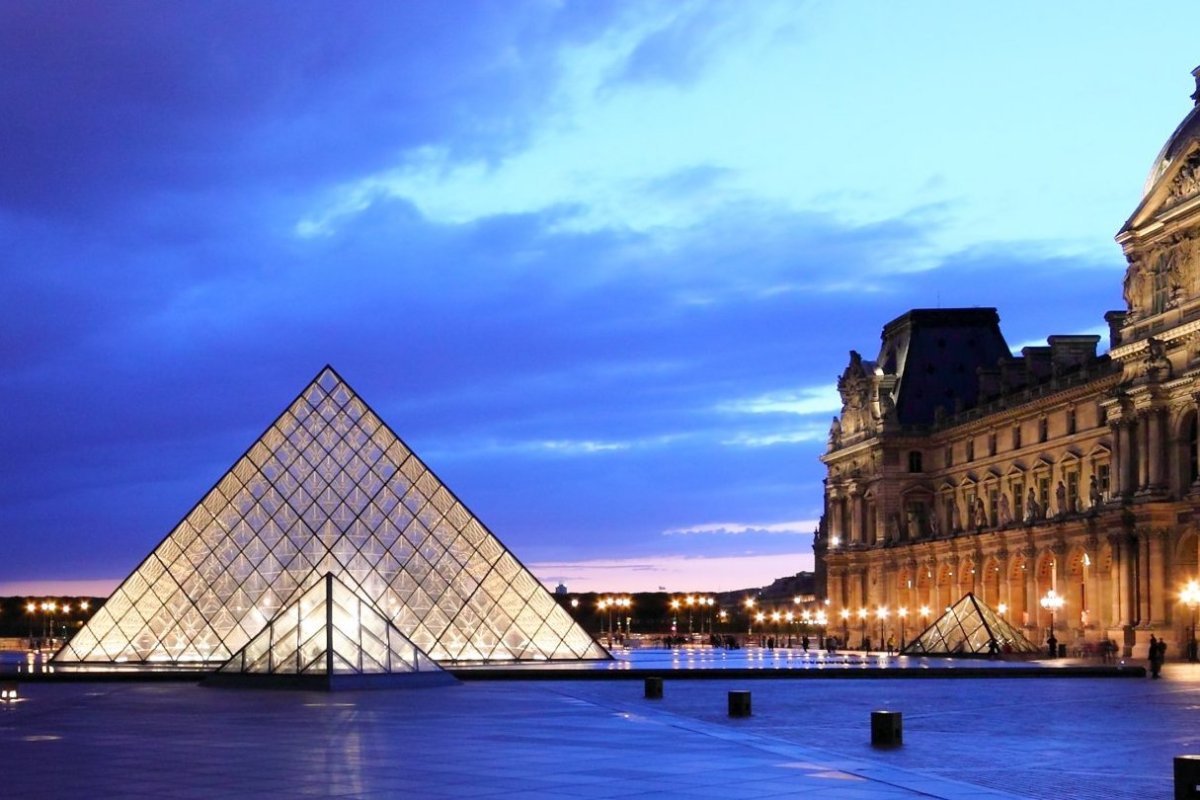 <p>Joyas de “valor incalculable” son robadas del Louvre y autoridades francesas ordenan el cierre del museo</p>