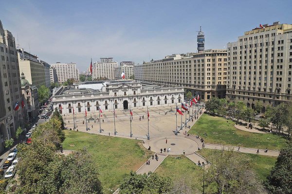 <p>A un mes de las elecciones presidenciales y parlamentarias: las apuestas para sumar votos de cara a la “última milla” a La Moneda</p>