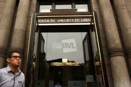 Extranjeros reducen inversión en bolsa de Perú al mínimo por caos político